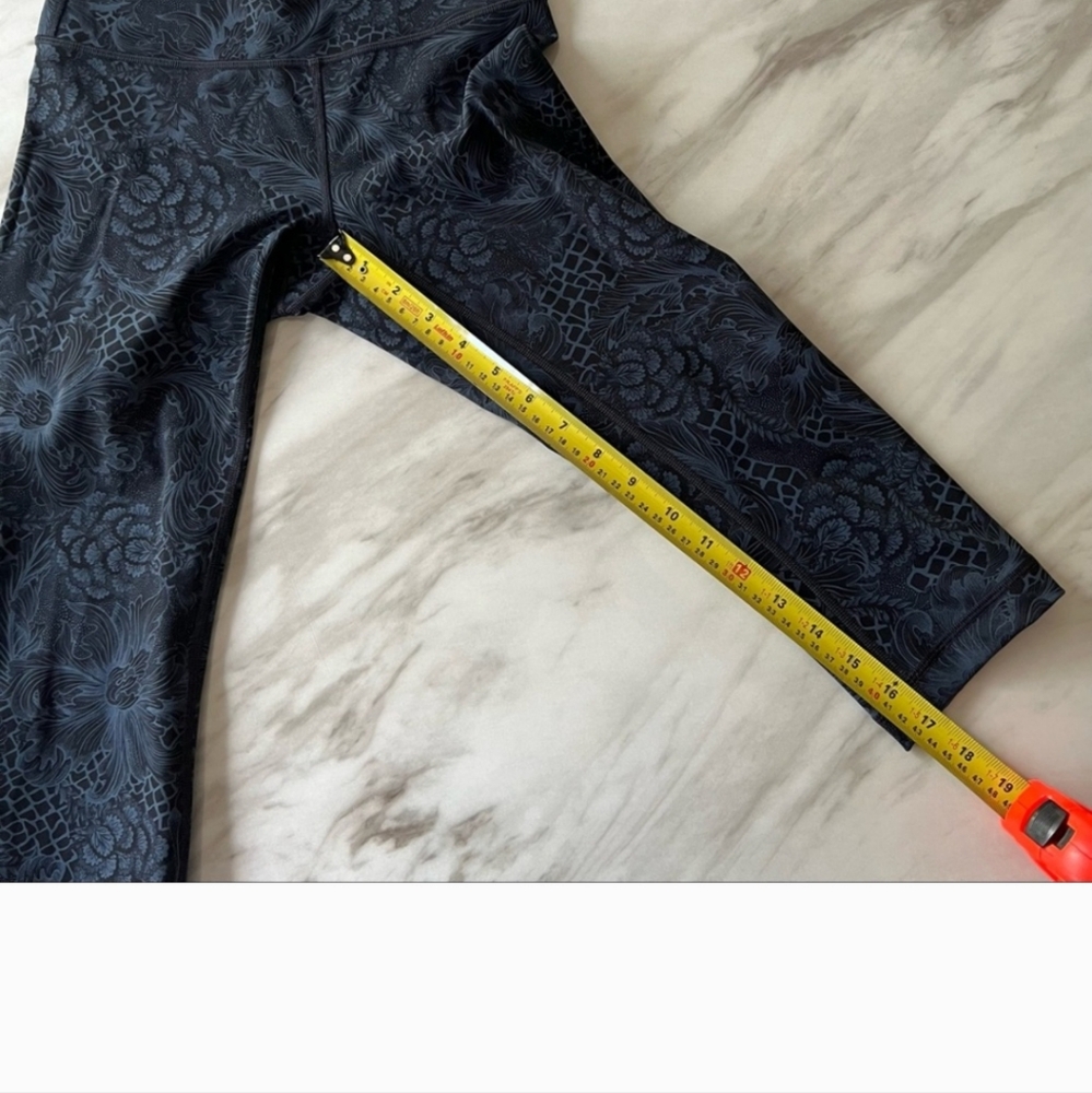 Lululemon Wunder Under Crop Leggings, Black and Blue Floral, Size 4 - Picture 7 of 10